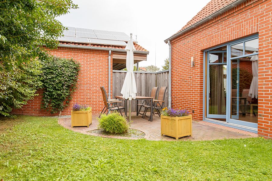 Ihr eigener kleiner Garten und die Terrasse direkt an der Ferienwohnung