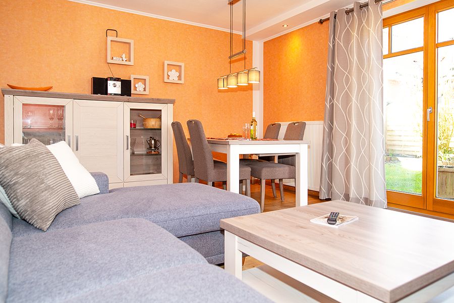 Blick in den Wohnraum und den Garten