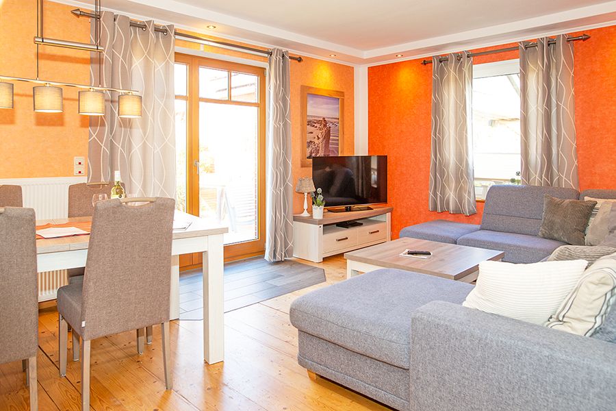 Gemütliche Sofaecke vor dem Fernseher